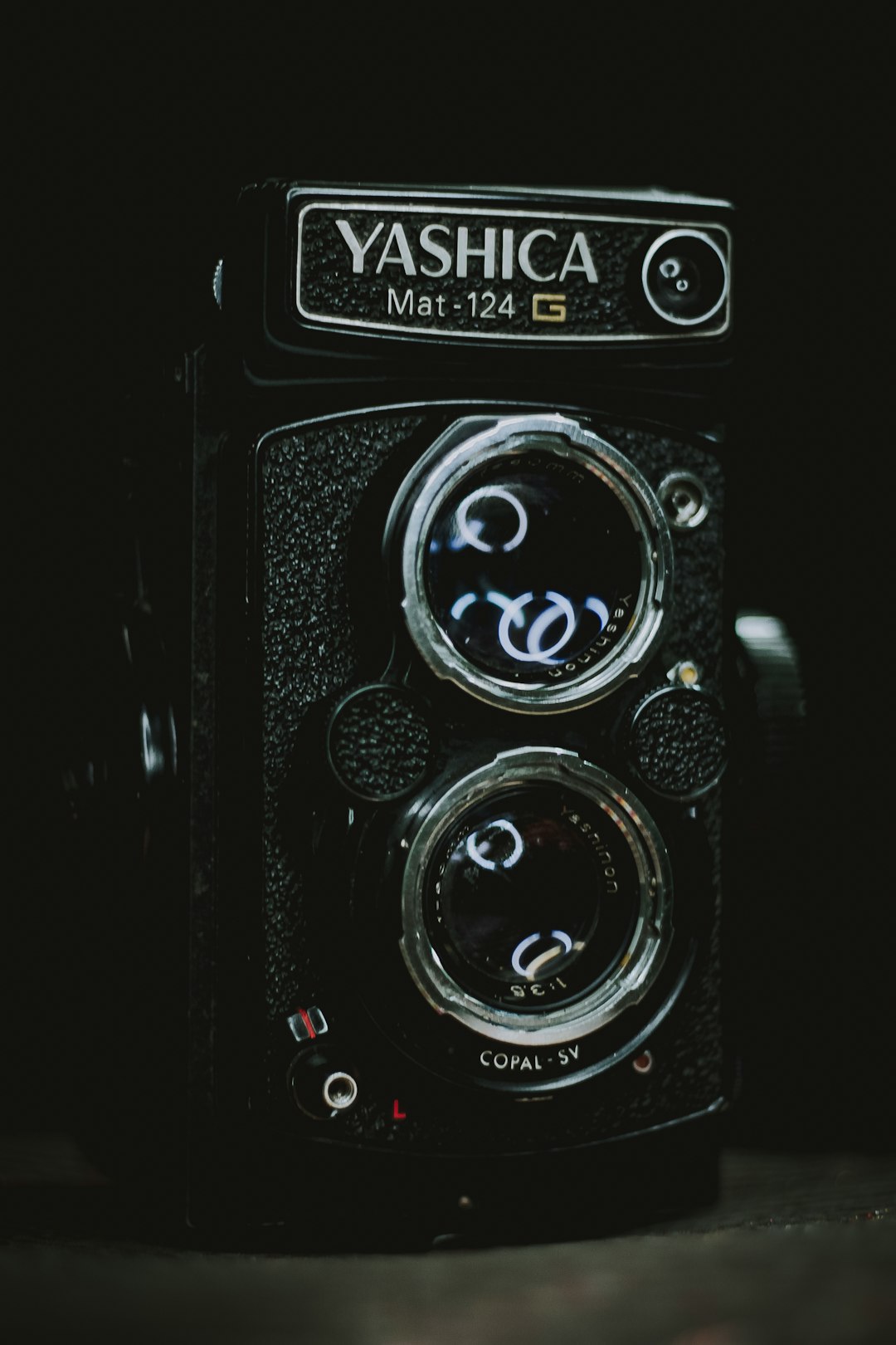 an old fashioned camera sitting on top of a table